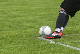 一脚踢开平庸，一生热爱足球